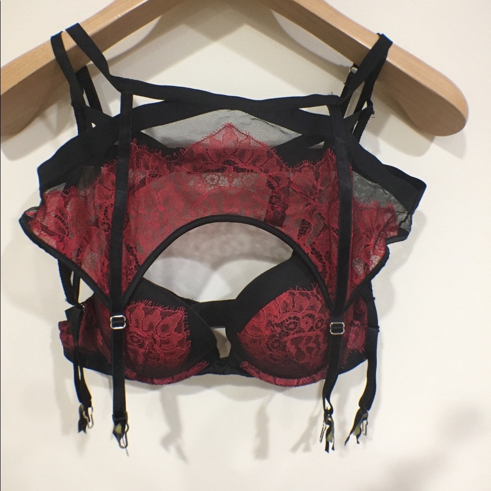 Victoria Secret set - 34B - S - red & black lace